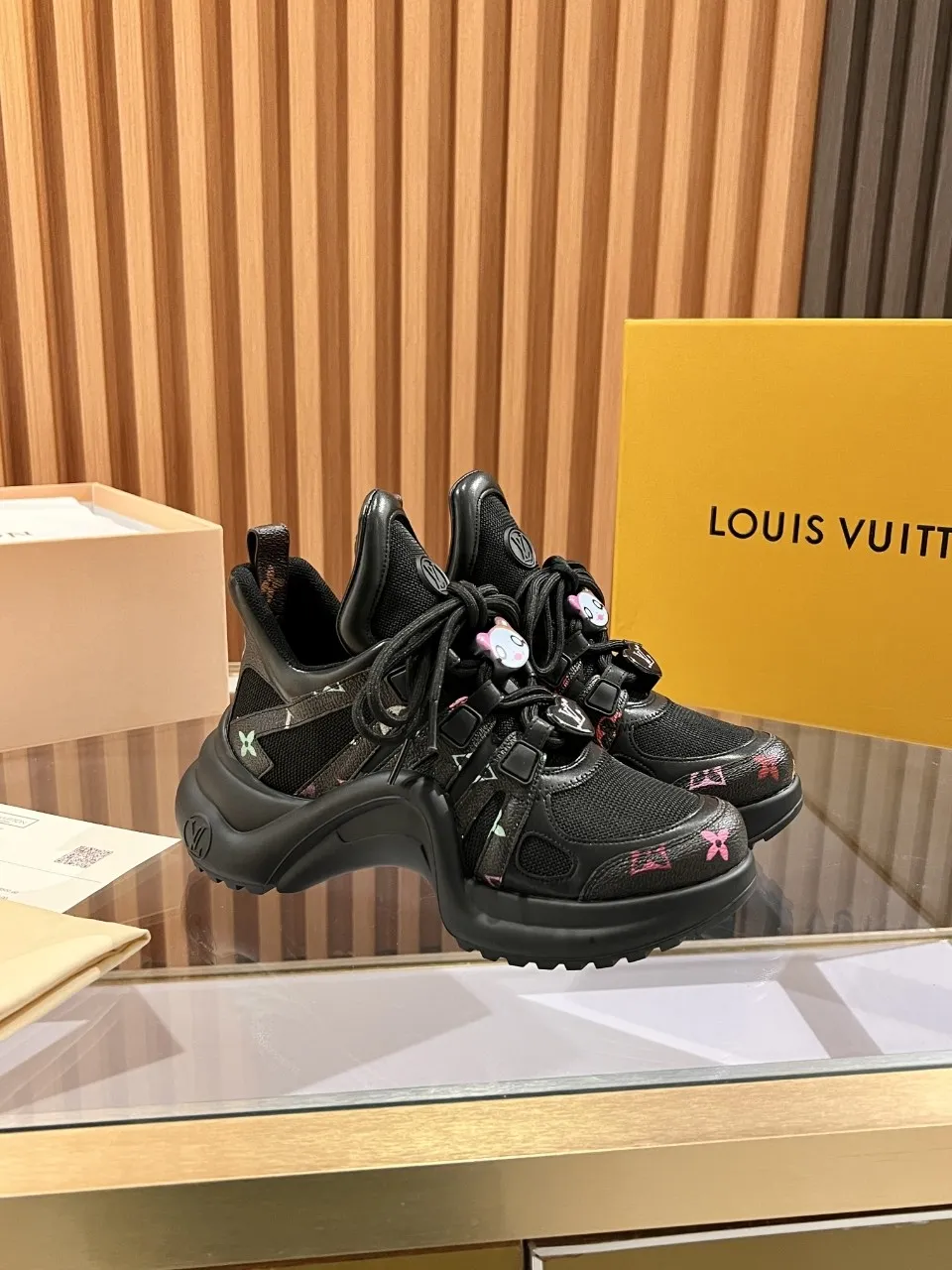 👟👟Ex-factory price 720👟👟 This three-color LV is different. 2025 new Murakami Takashi co-branded black three-color LV fancy button model Archlight donkey brand hardware casual sports dad shoes with an increased heel height of about 5.5cm, 35-41 white letter buckle